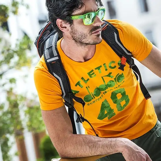 Schicke Sportsonnenbrille vom Optiker Nosch in Freiburg passend zum Outfit. 