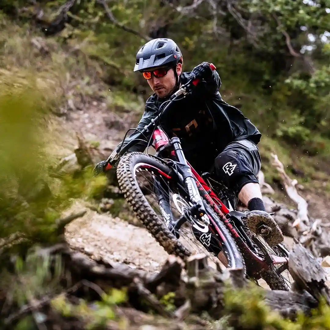 Mountainbiker-Brille schützt vor Spritzern und Ästen, um selbst bei schnellen und holprigen Abfahrten besten Überblick zu behalten.
