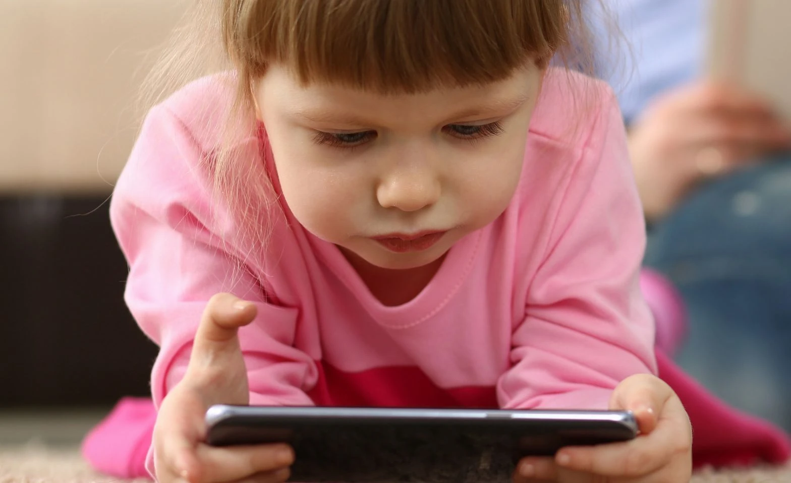 kind-smartphone Zu viel konzentrierte Naharbeit mit digitalen Medien führt bei Kindern zur Kurzsichtigkeit.