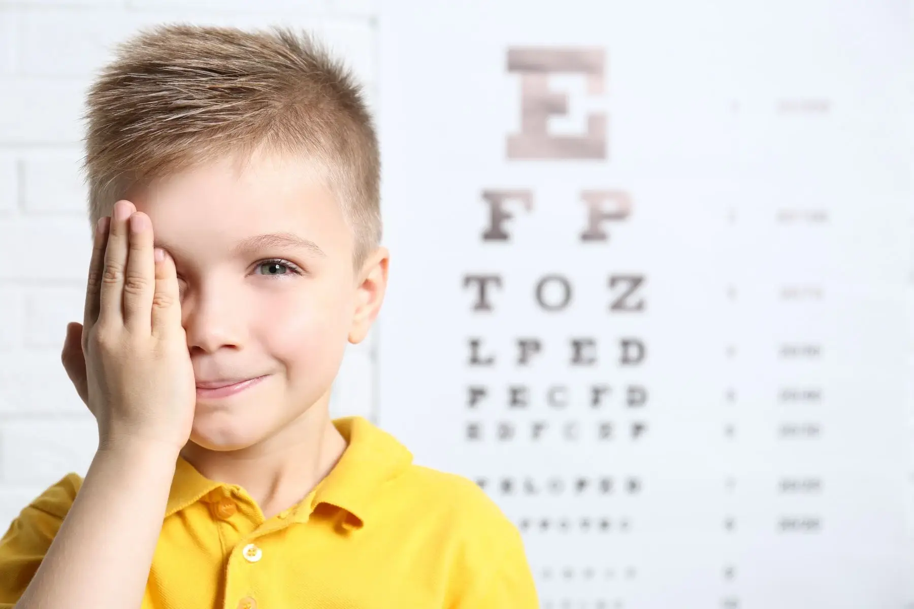 kinderbrille-sehtest Sehtest beim Optiker Nosch in Freiburg, wachsende Kinder-Augen prüfen lassen.
