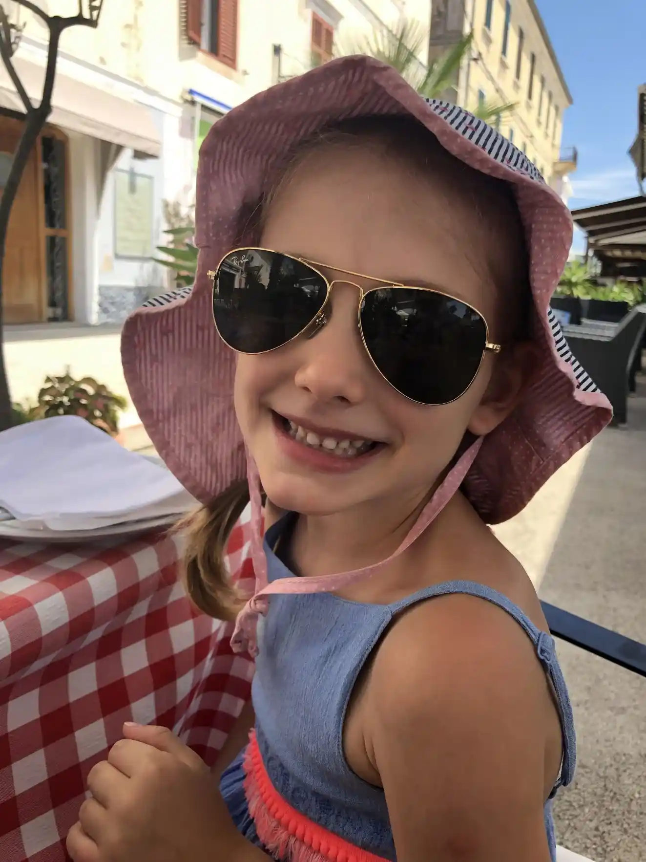 sofiia_rayban-e1585813807383 Kinderbrillen für den UV-Schutz vom Optiker Nosch in Freiburg.